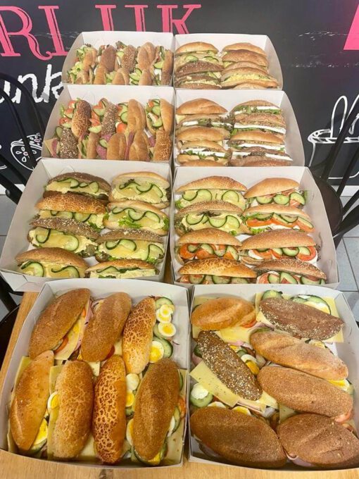 broodje beenham met honing-mosterdsaus